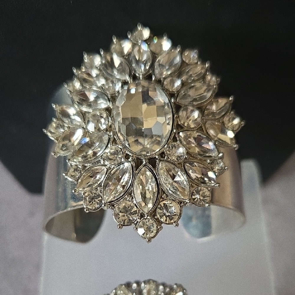 Elegant Silver Crystal Jewelry Set - Picture 2 of 3